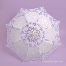 Blanco satén y encaje paraguas de la boda con la manija de ladrillo de madera parasol encaje paraguas